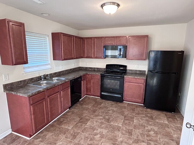 Building Photo - Coming Soon! 3/2.5 High Point Townhome, just north of town near N Main St & I-74