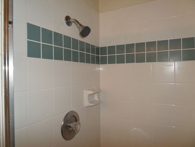 Building Photo - Fantastic HUGE Remodeled 4 Bedroom Home Wi...