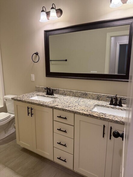 Building Photo - Eagle Ridge Townhome - Furnished Unit - Op...
