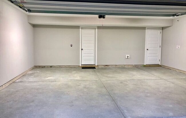 Building Photo - Gorgeous 3 Bedroom 2 Full/2 Half Bath Town...