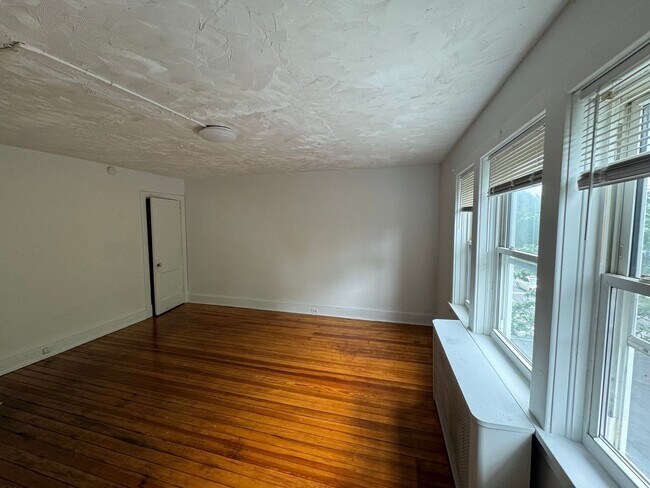 Building Photo - 445 S 17th St