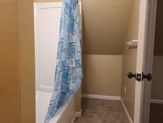 Building Photo - 914 S Center St