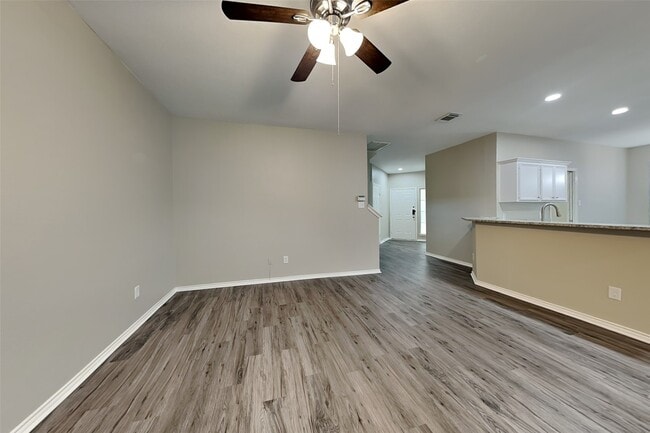 Building Photo - 26953 Kings Crescent Dr