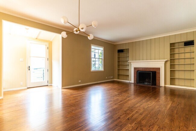 Building Photo - Beachwood Canyon 2b2b Home - Intentional F...