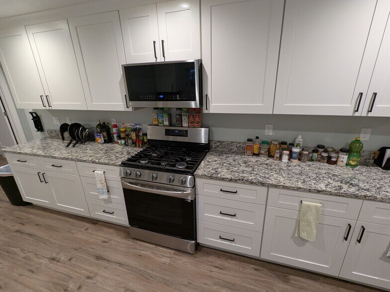 Building Photo - 613 E 8800 S