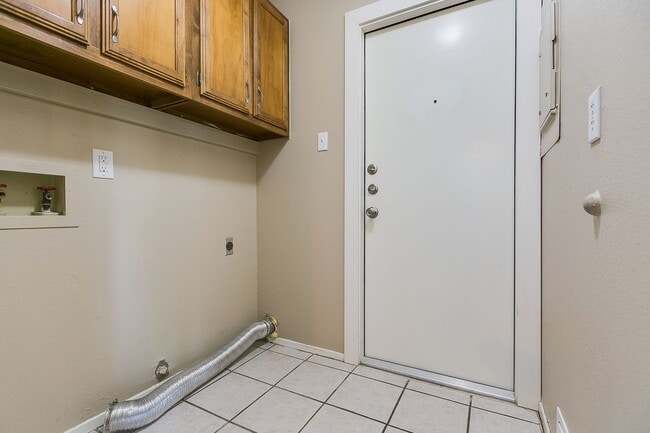 Building Photo - COMING JANUARY 2025 - Spacious 2-Bedroom Townhome Near w/ River View!