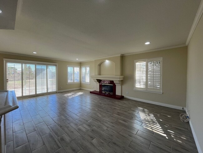 Building Photo - MOVE IN READY 5+4 in guard-gated Porter Ranch community!