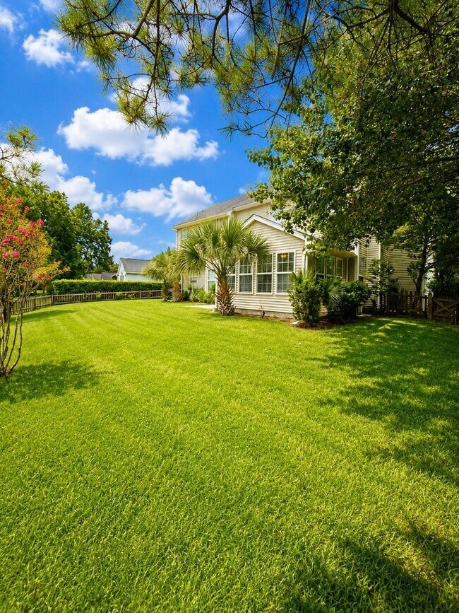Building Photo - 1525 Clarendon Way