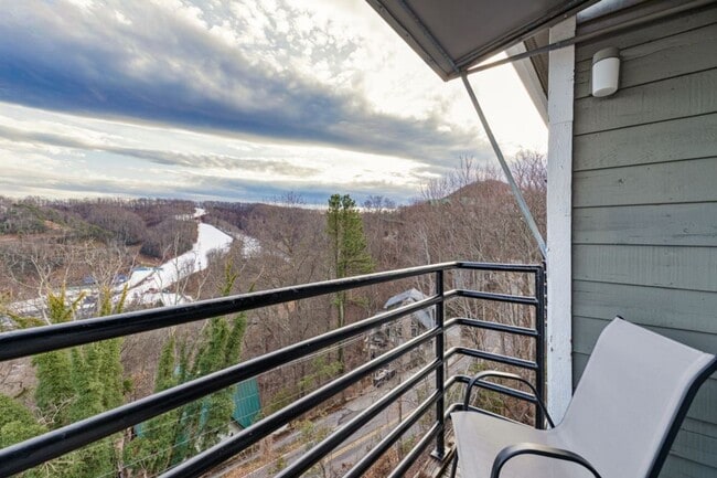 Building Photo - Modern Fully Furnished Home with Stunning ...