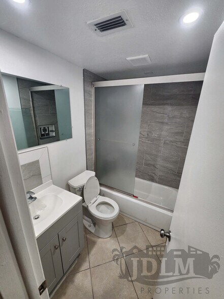 Building Photo - 12515 1st Is