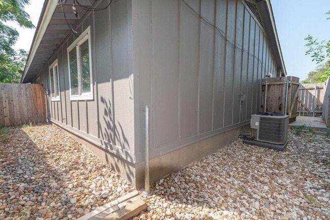 Building Photo - 1810 Nicole Cir