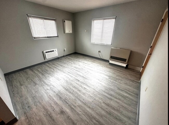 Building Photo - 10 Thompson St