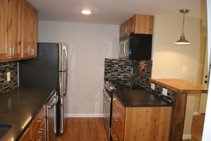 Building Photo - 807 N Daniel St