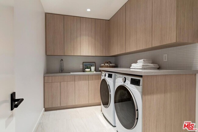 Building Photo - 16879 Mooncrest Dr