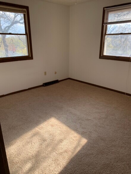 Building Photo - 7486 Seymour St NW