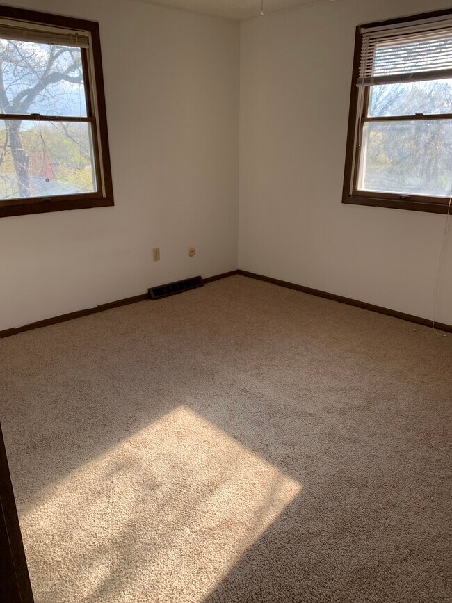 Building Photo - 7486 Seymour St NW