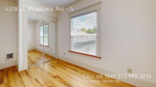 Building Photo - 4318 SE Milwaukie Ave