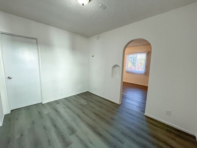 Building Photo - Charming Apartments in Playa Del Rey – Pri...