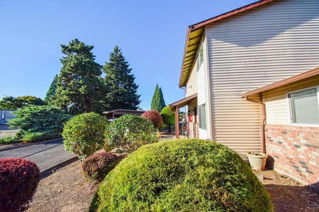 Building Photo - Newly Updated Single Level 2 Bedroom Apt in SE Portland!
