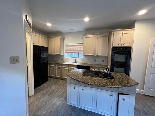 Building Photo - 6990 Oakwood Park