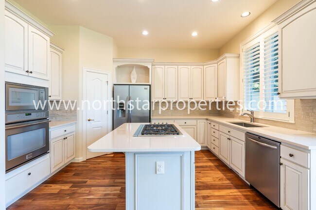 Building Photo - 4920 Mulholland Dr