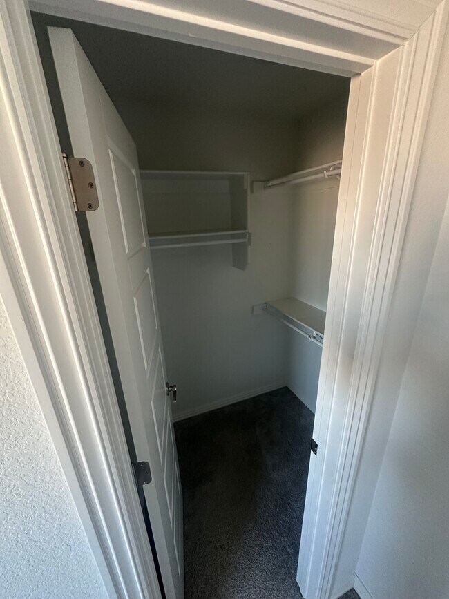 Building Photo - 1021 Lakeview Dr