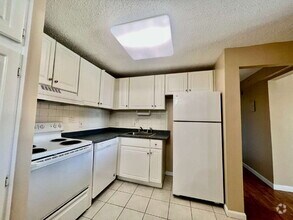 Building Photo - 1 BED/1 BATH TOP FLOOR CONDO UNIT HEAT/HW ...