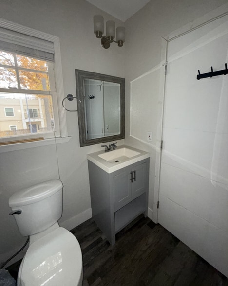 Building Photo - 2000 6th St