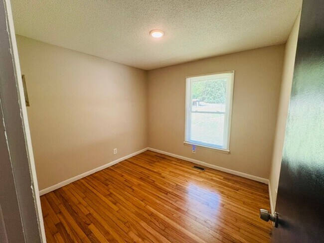Building Photo - Remodeled ranch with fenced in yard!
