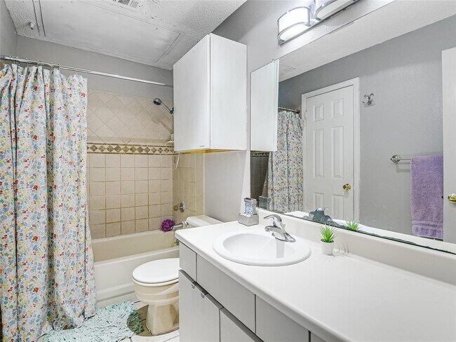 Building Photo - 807 W 25th St