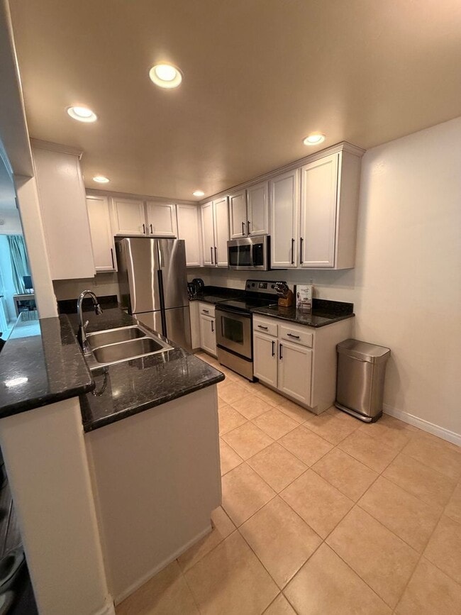 Building Photo - Beautifully Updated 2 bd 2 ba Crown Point Condo