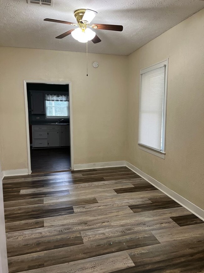 Building Photo - Home for lease