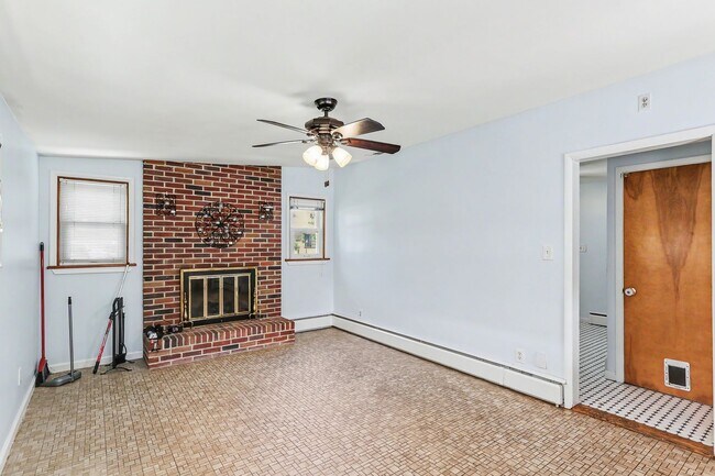 Building Photo - Three bedroom, two bath single family home in Camp Hill