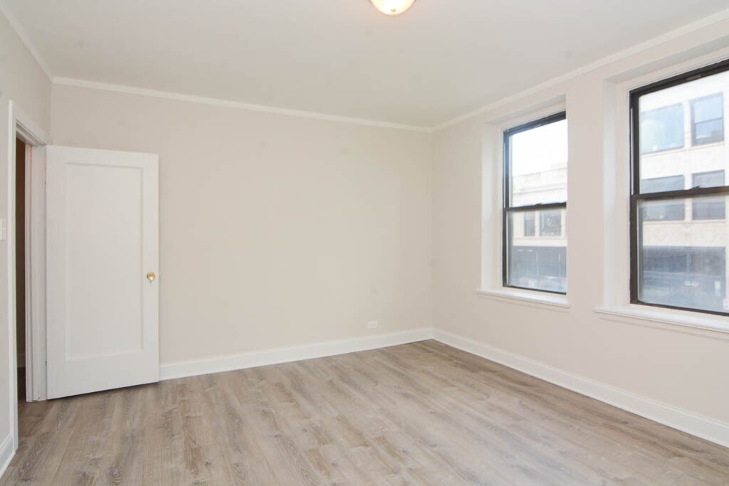 Building Photo - 3335 W Diversey Ave