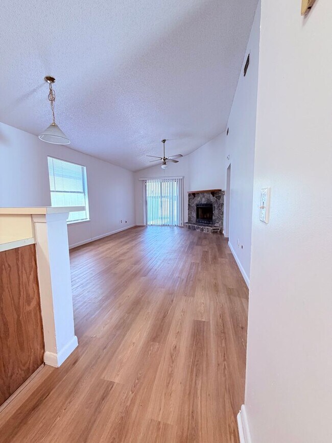 Building Photo - Charming updated & move in ready!