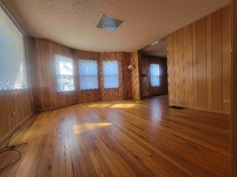 Building Photo - 705 Lexington Ave