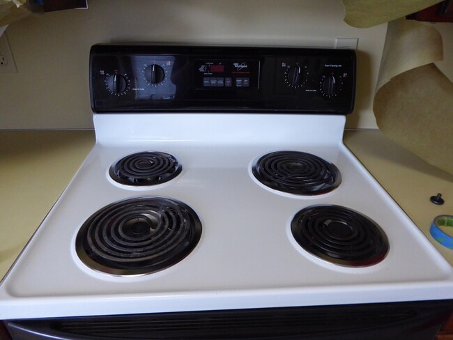Building Photo - 2 Bd 1 bath remodeled duplex w/Garage in Winston