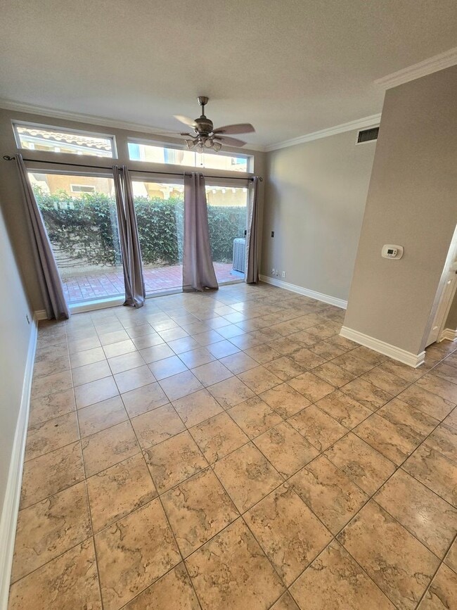 Building Photo - Large and spacious 3 bedroom townhouse with garage!