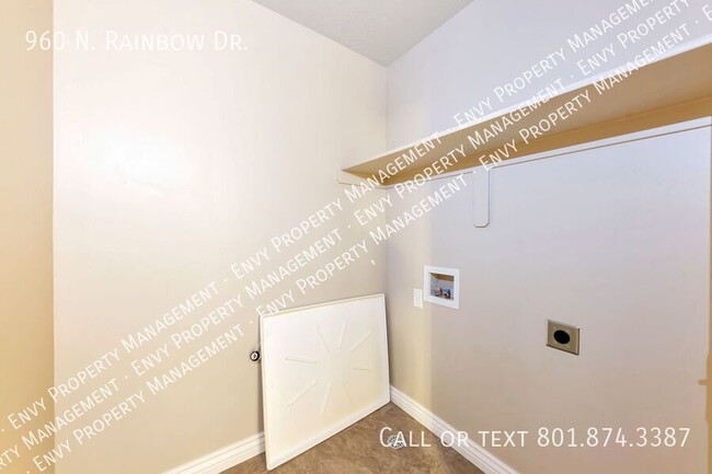 Building Photo - 3 Bed - 2.5 Bath, Beautiful Townhome in La...