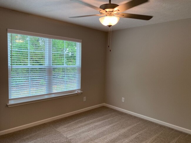 Building Photo - 3 BD 2.5 BA | 2 Car Garage | End Unit Townhome