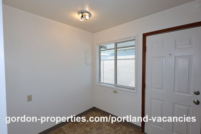 Building Photo - NE 65th Ave - End unit 1 bedroom apartment