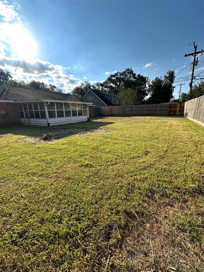 Building Photo - 1520 Highland Dr