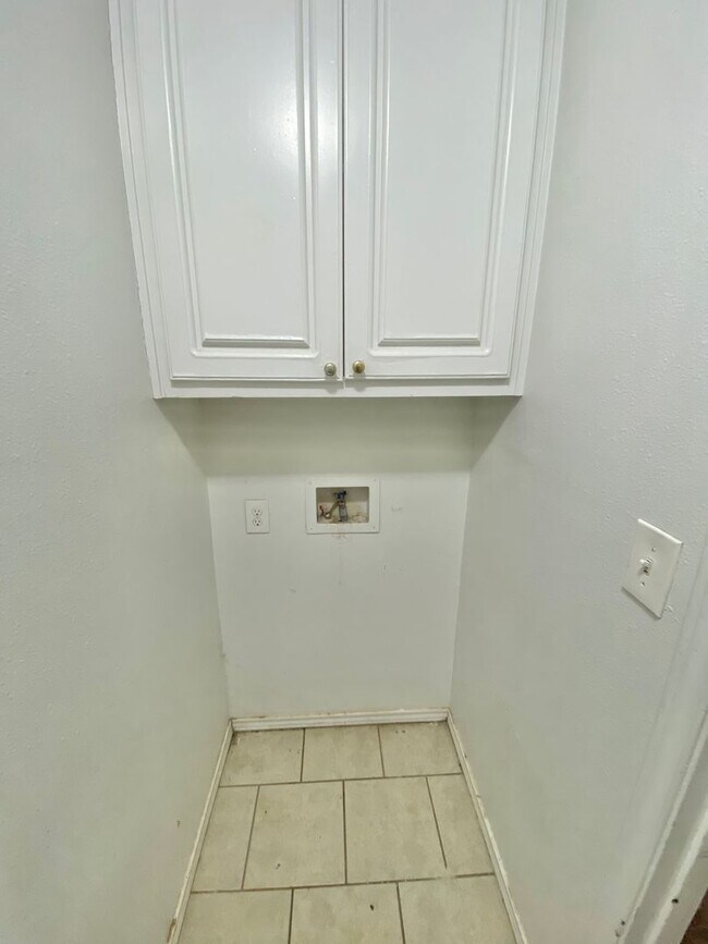Building Photo - Now available - 3 bed, 1.5 half bath near MLK