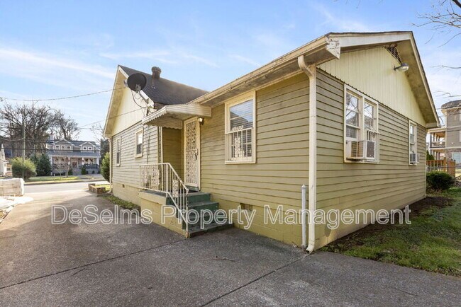 Building Photo - 922 Wedgewood Ave