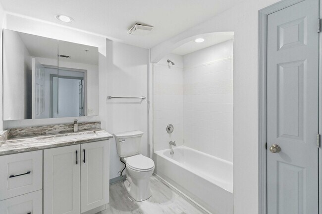 Building Photo - MOVE IN SPECIAL- Beautiful Newly Renovated 2/2 Condo at The Waverly on Lake Eola in Downtown Orlando