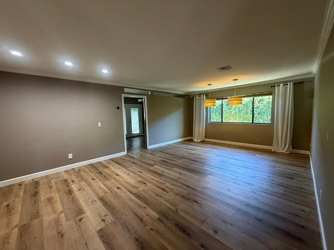 Building Photo - 9225 N Arroya Vista Dr W