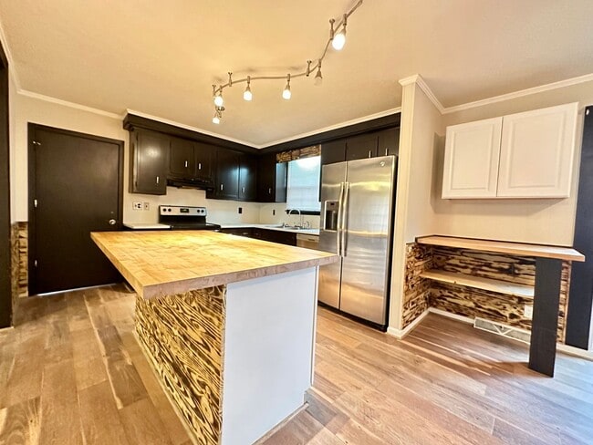 Building Photo - 28 Leonard Dr