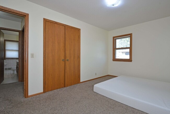 Building Photo - Spacious 3 bed, 2 bath rental in Bloomingt...