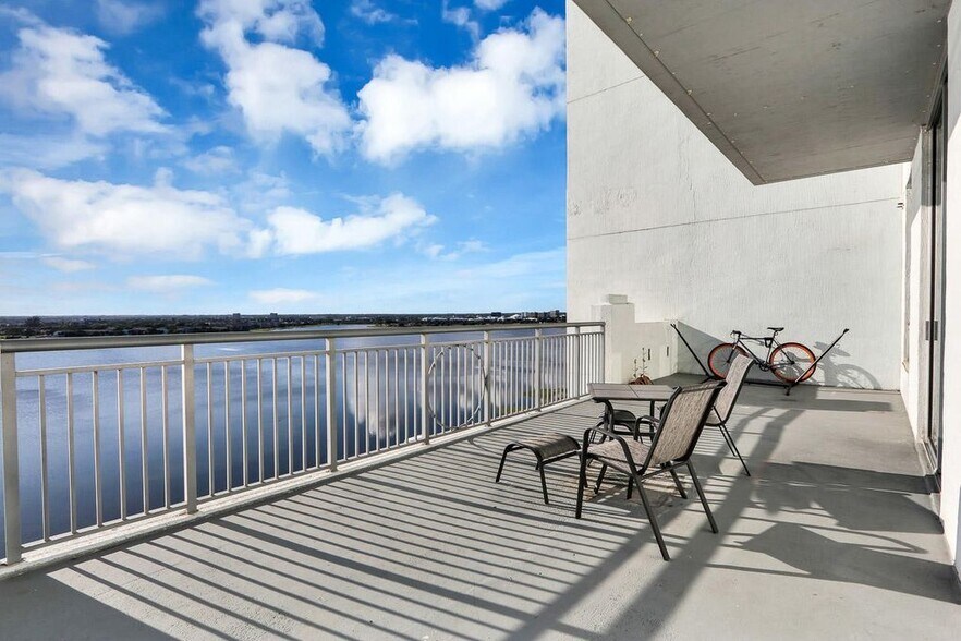 Building Photo - 300 S Australian Ave