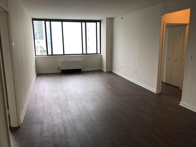Building Photo - 45 River Dr S